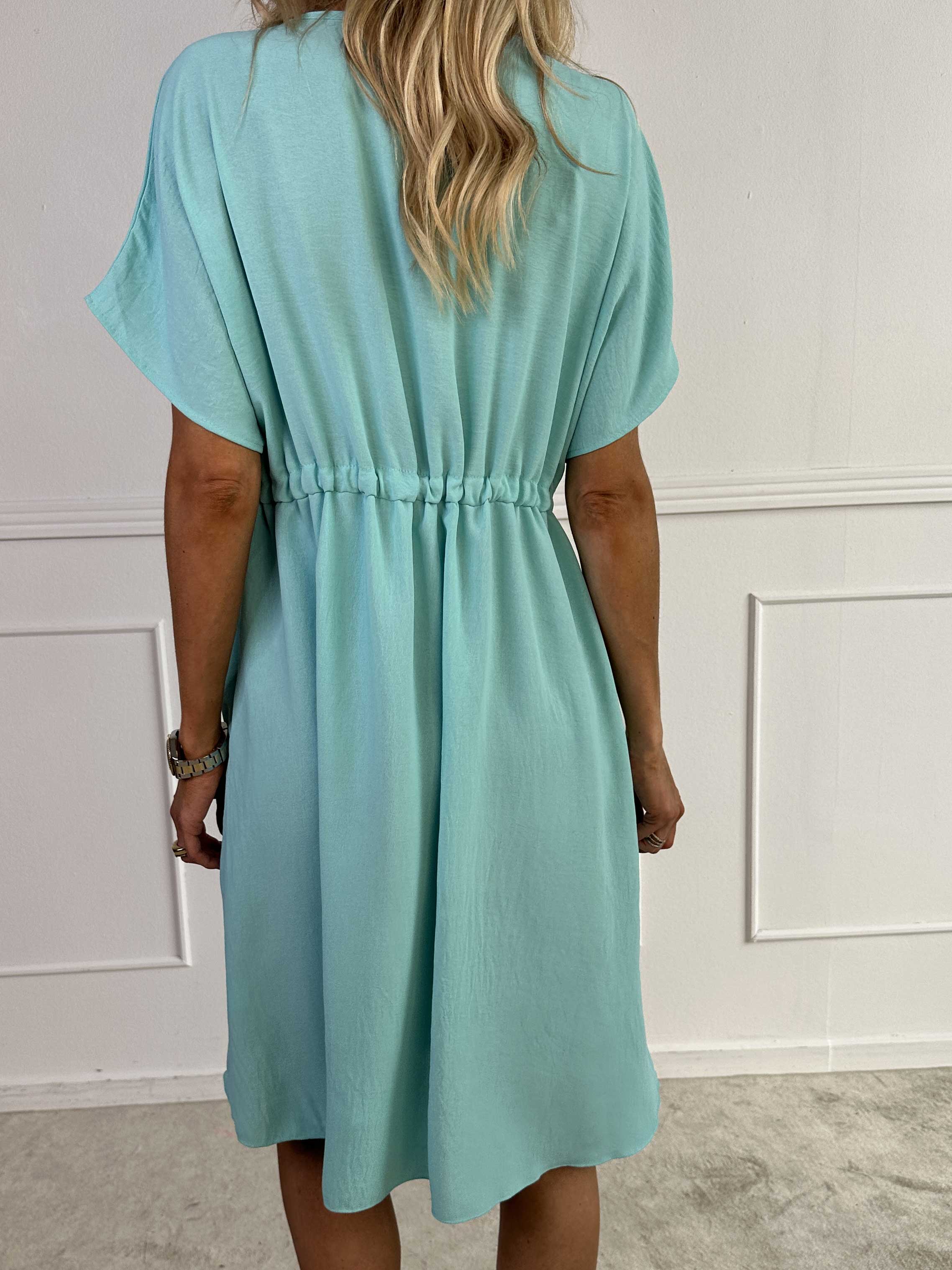 Ada - Sød kjole med vogue henover brystet